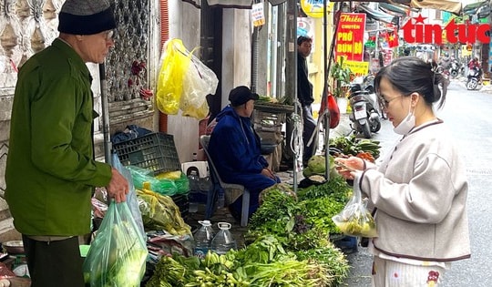 Giá rau xanh ở Hà Nội tăng 'chóng mặt'