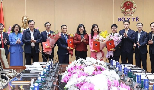 Bộ trưởng Bộ Y tế trao quyết định điều động, bổ nhiệm, bổ nhiệm lại lãnh đạo nhiều đơn vị