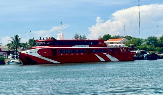 Tàu cao tốc ra đảo Phú Quý dừng hoạt động do thời tiết xấu, sóng lớn 4m