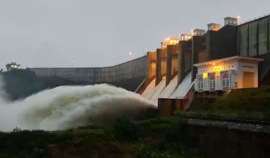 Hồ Sông Cái lớn nhất tỉnh Khánh Hoà tiếp tục vượt mực nước thiết kế, mở 5 cửa van xả lũ