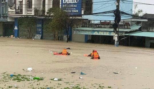 Hàng loạt trạm quan trắc ghi nhận mức lũ lịch sử ở miền Trung, cách gì ứng phó?