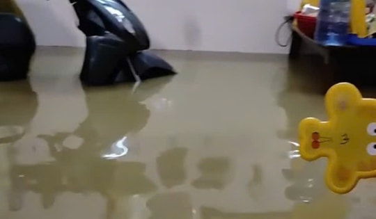 Nước lũ dâng tràn vào nhà, nhiều người dân Khánh Hòa trắng đêm không ngủ