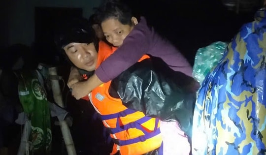 Hải quân xuyên đêm vượt lũ ứng cứu người dân Khánh Hòa