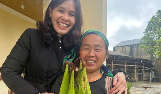 Phụ huynh, học sinh vùng cao mang ngô tặng cô giáo để tri ân ngày 20/11