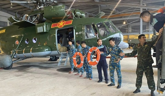 Trực thăng bay vào tâm lũ, ‘chi viện’ phao cứu sinh cho Gia Lai và Đắk Lắk