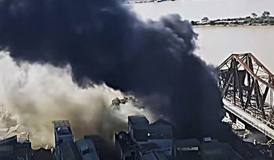 Cháy quán lẩu dưới chân cầu Long Biên kèm nhiều tiếng nổ nghi do bình gas