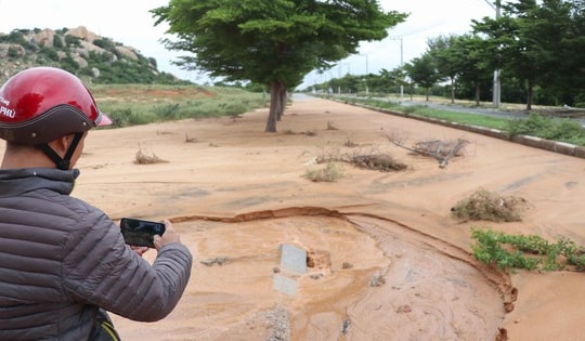 Cát phủ dày trên đường ven biển Mũi Dinh - Cà Ná sau mưa lớn kéo dài