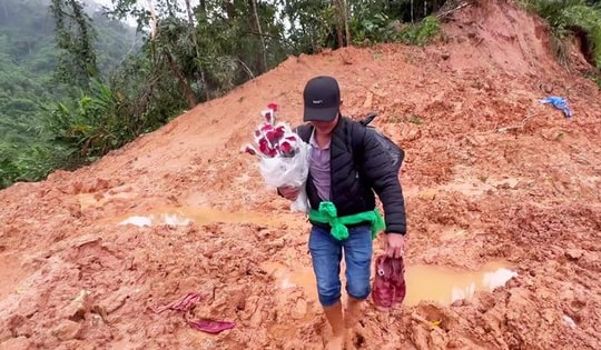 Xúc động thầy giáo lội bùn, vượt sạt lở vẫn giữ chặt bó hoa để tặng đồng nghiệp