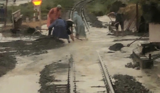 Tạm dừng nhiều chuyến tàu ngày 20/11 do mưa lũ tại miền Trung