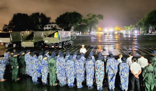 Trên 7.700 lượt cán bộ, chiến sĩ giúp nhân dân khắc phục hậu quả mưa lũ