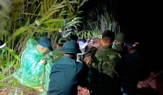 Băng rừng, vượt sạt lở gần 5 tiếng đưa sản phụ đi sinh an toàn