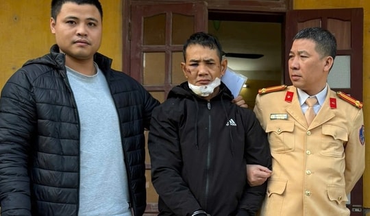 Phát hiện ma túy và súng giấu trong cốp xe máy sau cú va chạm với xe đầu kéo