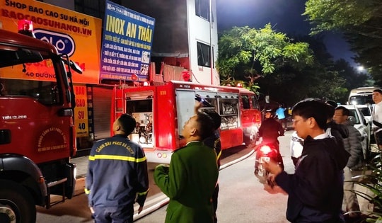 Cứu 5 người thoát đám cháy trong căn nhà trên phố Hà Nội