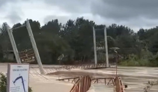 Nước lũ sông Đa Nhim cuồn cuộn cuốn trôi cầu treo Phú Thiện