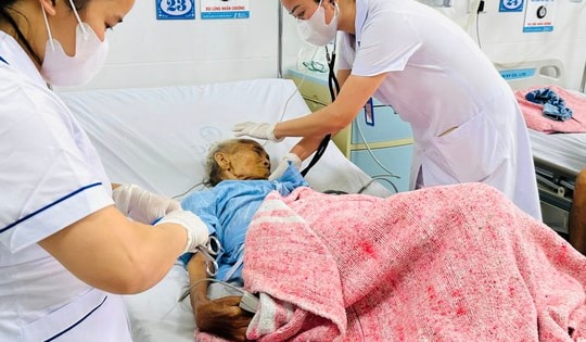 Sẵn sàng thu dung, cấp cứu, hỗ trợ kịp thời y tế cho người dân vùng ngập lụt