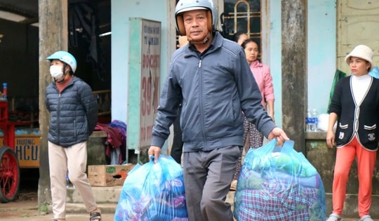 Người dân Huế gửi nhu yếu phẩm vào tâm lũ Đắk Lắk dù vừa trải qua 4 đợt lũ