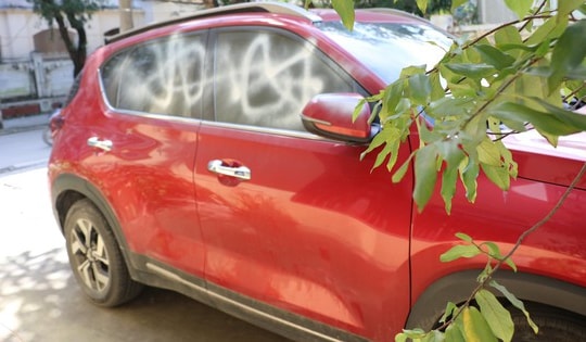 Ô tô đậu trong ngõ ở Nghệ An bị xịt sơn trắng, công an vào cuộc