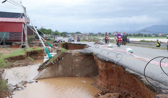Mưa bão khiến nhà cửa, đường sá ở Khánh Hòa hư hỏng nặng