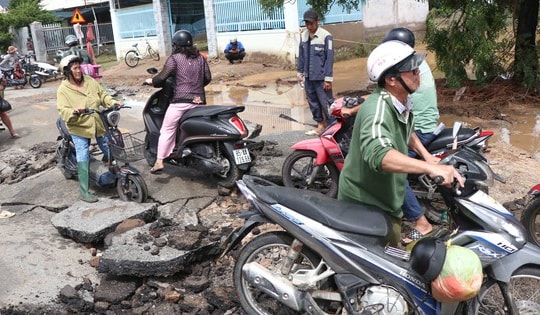 Mưa lũ khiến tuyến đường tỉnh lộ ở Khánh Hòa hư hỏng nặng