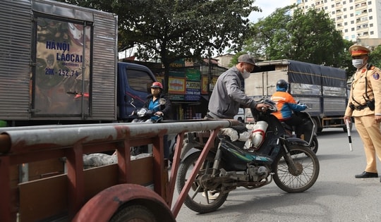 Kéo theo xe khác, chở hàng cồng kềnh nguy hiểm: Tài xế lấy lý do mưu sinh biện minh vi phạm