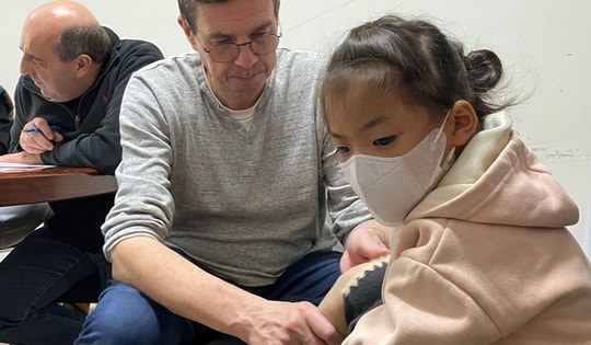 Thăm khám, phẫu thuật cho nhiều bệnh nhi mắc dị tật chênh lệch chiều dài chi