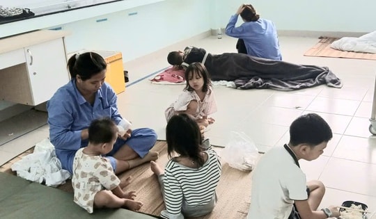 Người dân vùng ngập sâu ở Nha Trang chạy vào bệnh viện tránh lũ