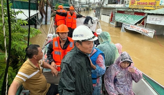 Cán bộ, chiến sĩ Nhà máy Z753 vào nơi ngập sâu cứu giúp người dân