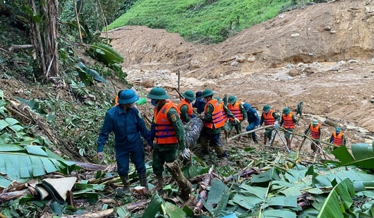 Nỗ lực tìm kiếm 2 nạn nhân còn lại trong vụ sạt lở ở Đà Nẵng