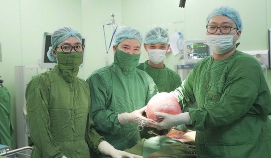 Phẫu thuật khối u nang buồng trứng nặng 6kg cho người phụ nữ 56 tuổi