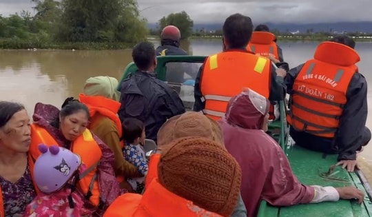 Hải quân dùng xuồng cao tốc cứu người dân bị ngập sâu ở Khánh Hòa và Đắk Lắk