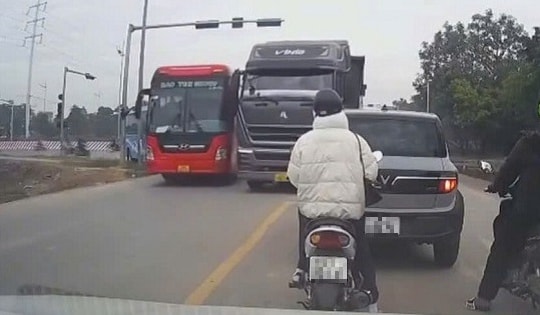 Video tài xế xe tải vượt ẩu suýt gây tai nạn trên Quốc lộ 3