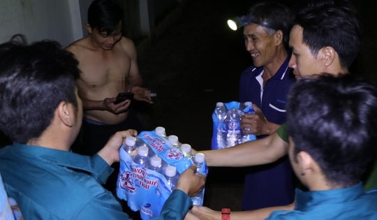 Trao tận tay hàng ngàn suất ăn, chai nước đến bà con bị chia cắt vì lũ