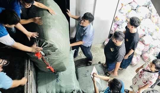 TP Hồ Chí Minh vận chuyển gấp 15 tấn nhu yếu phẩm đến Khánh Hòa trong đêm 21/11