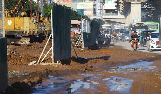 Hà Nội: Quốc lộ 6 biến thành 'ao bùn, sương bụi', người dân bất lực chịu trận