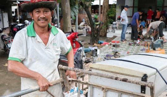 Thầy, trò chung tay giúp người dân 'hồi sinh' thiết bị điện sau lũ