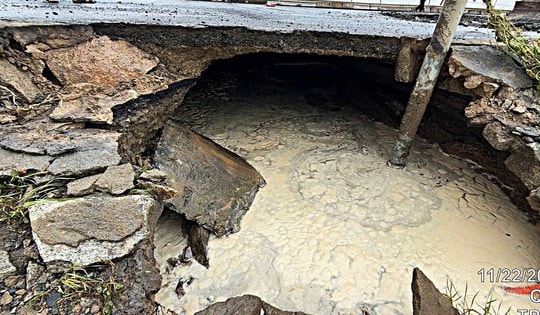 Xuất hiện nhiều hố xói lớn trên Quốc lộ 1, giao thông phải phân luồng khẩn cấp