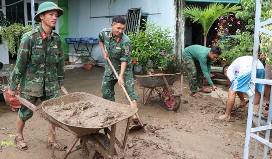Bộ đội xắn quần lội bùn giúp dân dựng lại cuộc sống sau lũ