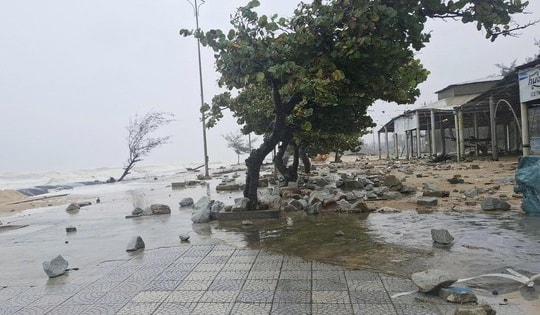 Hoàn lưu nhiễu động gió Đông Bắc khiến mưa lũ diện rộng ở miền Trung kéo dài