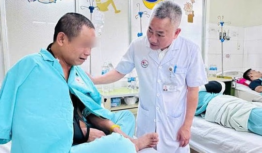 Y bác sĩ túc trực điều trị tốt nhất cho người dân bị ảnh hưởng mưa lũ