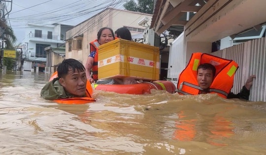 Hải quân vượt nước lũ cứu hộ hơn 5000 người dân khỏi các điểm ngập sâu