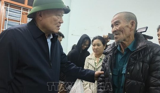 Phó Thủ tướng Thường trực Nguyễn Hòa Bình thăm, tặng quà nhân dân vùng lũ Đắk Lắk