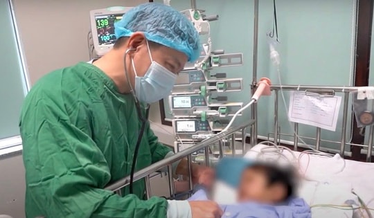 Bé gái 3 tuổi hồi sinh sự sống nhờ lá gan hiến tặng cách Hà Nội 2.000km