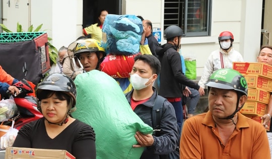 Người dân TPHCM xếp hàng ‘tiếp sức' cho đồng bào vùng lũ