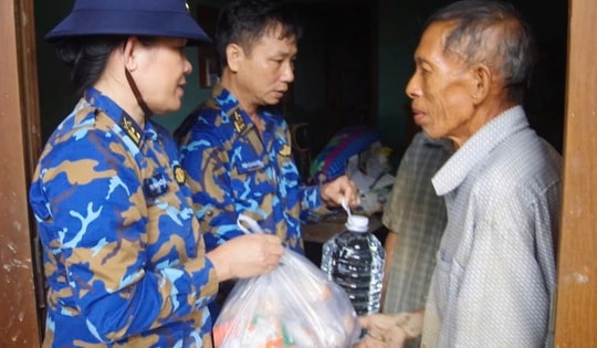 Bộ đội hải quân trao hàng ngàn suất quà cho người dân vùng lũ