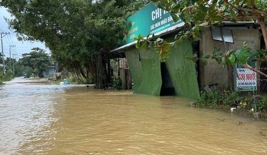 Mưa lũ lịch sử ở miền Trung ‘phơi bày’ nhiều bất cập trong quy trình vận hành hồ chứa