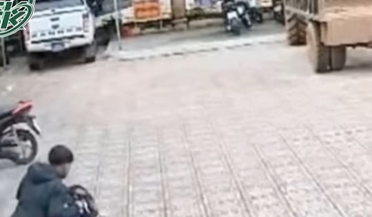 Chuyện thật như đùa, liều lĩnh chui vào nơi tạm giữ xe để lấy lại xe vi phạm của mình