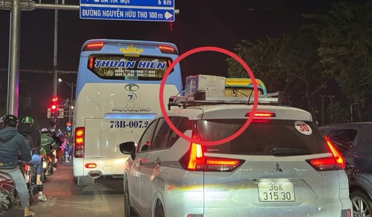 Hành lý chênh vênh trên nóc ô tô, tai nạn rình rập