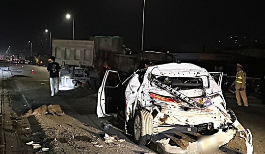 Tai nạn liên hoàn trên Vành đai 3 Hà Nội: 1 xe biến dạng, 2 người bị thương