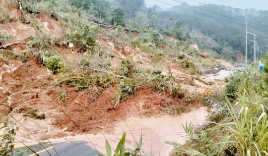 Sạt lở nghiêm trọng trên Quốc lộ 24, giao thông qua Măng Đen tê liệt