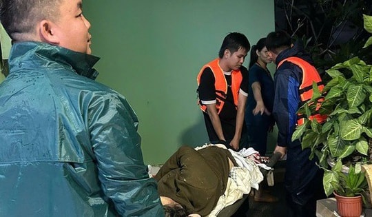 Ngành Y tế tổ chức trực chuyên môn, trực cấp cứu 24/24 hỗ trợ nhân dân vùng lũ lụt miền Trung